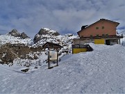37 In arrivo al Rif. Calvi (2006 m) con da sx Diavolo di Tenda (2916 m) e Grabiasca (2704 m)